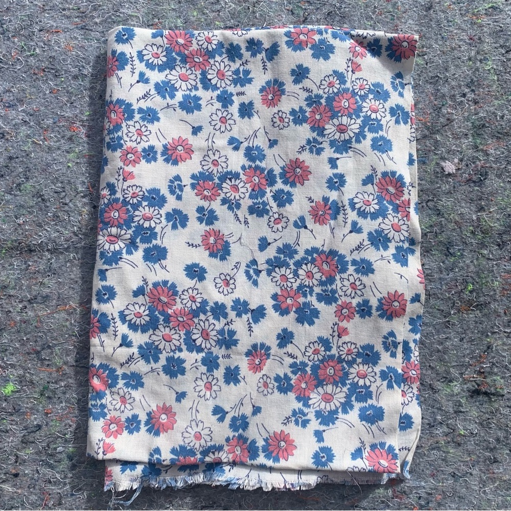 Antique 30s 40s Moderate Thread Count Woven Cotton Floral Pattern Fabric Sewing